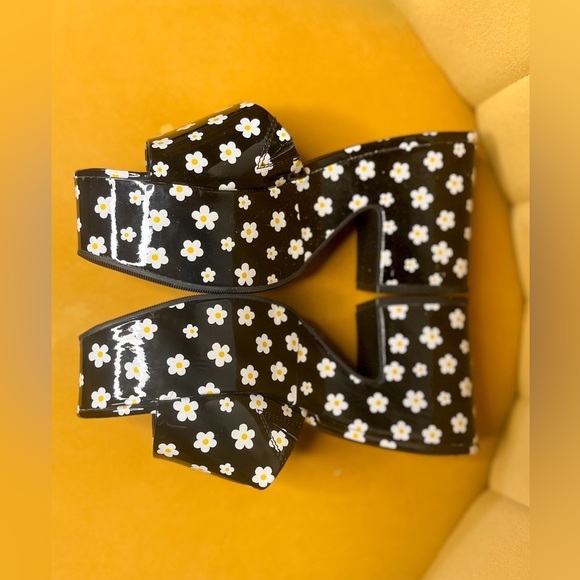 Wild pair daisy platform heels - Picture 2 of 3